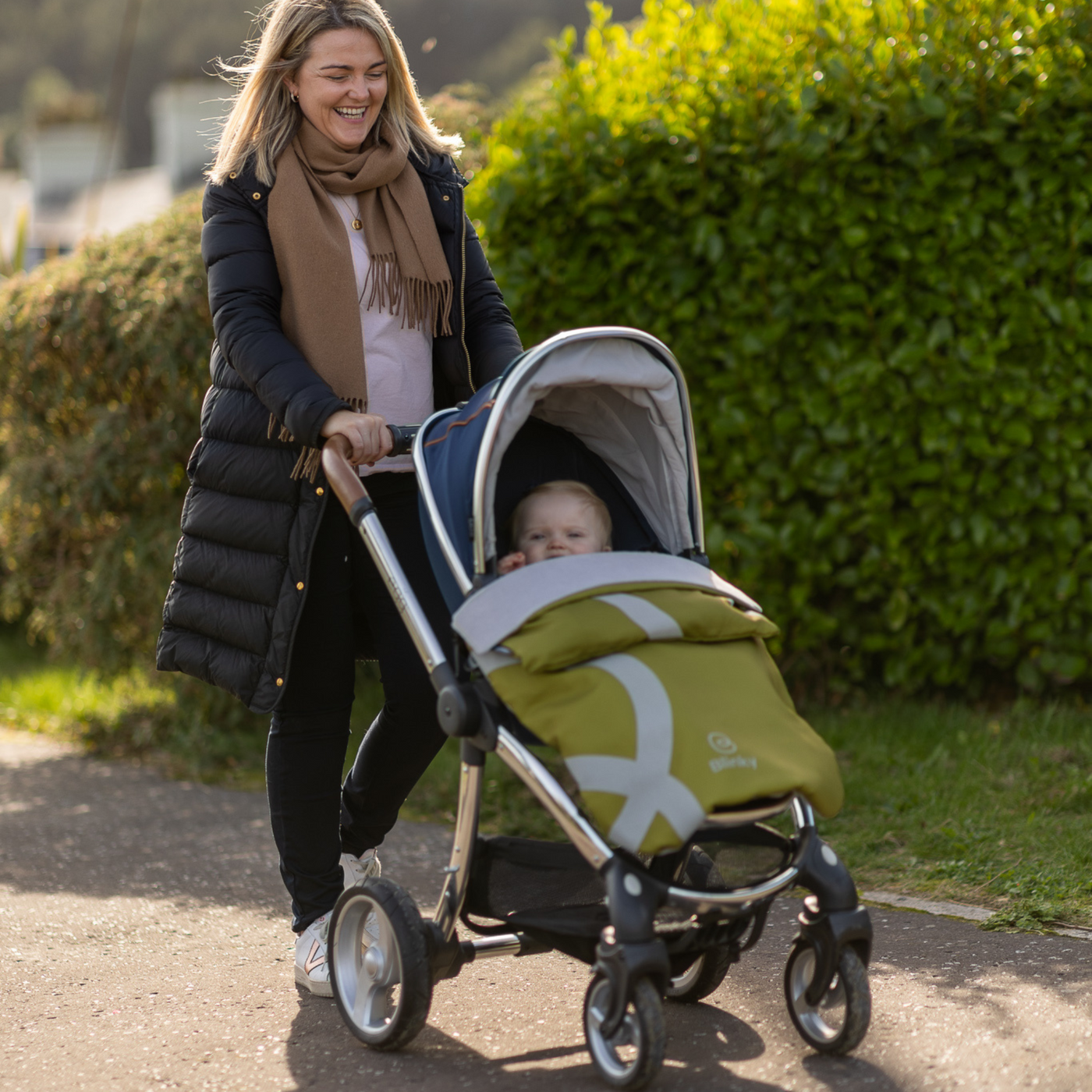 Lady pushing stroller with BlinkyWarm in Olive