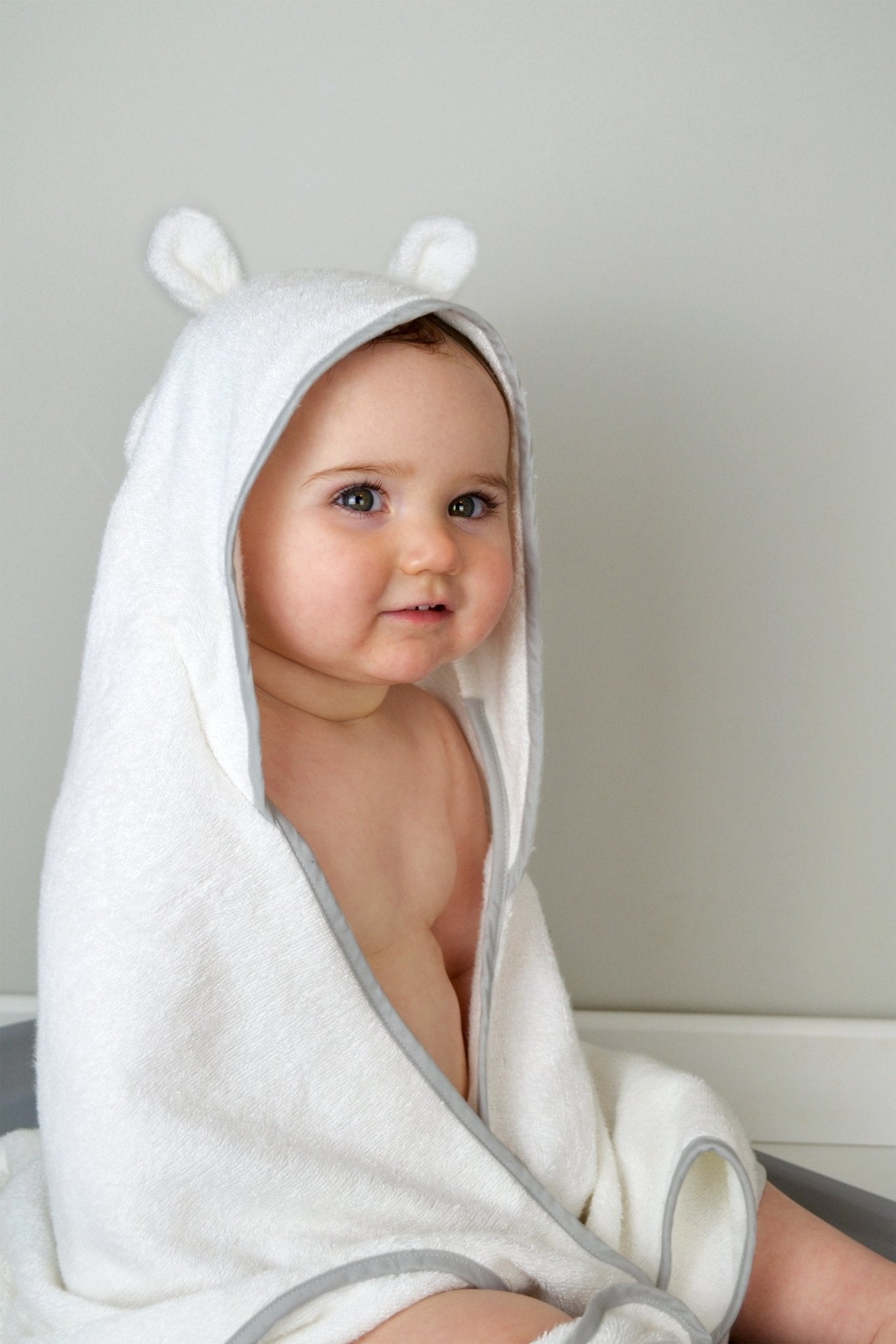 Shnuggle Wearable Hooded Towel -White - Bundle Baby